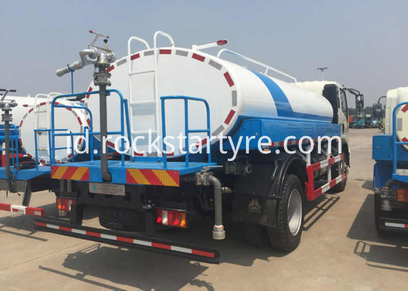 Cina Truk Tanker Air Tugas Ringan 80000L Produsen